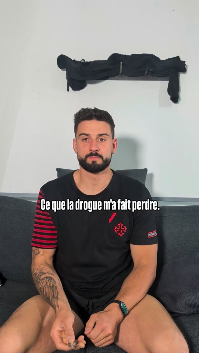 Stanislas assis face à la caméra pendant un témoignage sur les conséquences de l’addiction